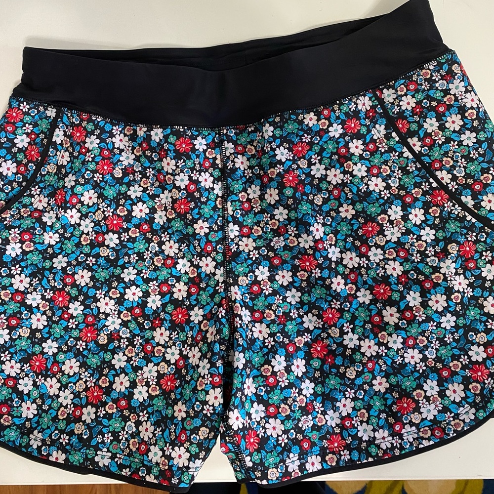 Lands' End Mid Rise Pull On floral athletic short Size 10